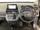【ハンドル】運転にかかわる様々な操作を安全に行えるように視点移動が少なく操作性に配慮されたスイッチ類が凝縮されたコックピットです。
