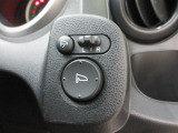 ドアミラーの調整ボタンは運転席の右側、手の届きやすい位置に配置されています。