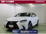 溢れ出る高級感と重厚感あるエクステリア。落ち着いた室内空間を持つ【レクサスGS300h】。Fスポーツならではの迫力ある漆黒のスピンドルグリルが特徴です。