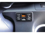 電動スライドドアのスイッチです。車内からもスイッチひとつでラクにドアの開閉できますよ♪