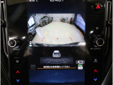 後方映像を11.6インチディスプレイに表示し、ステアリング連動ガイドラインが駐車をサポート。さらに後退時はリヤ4センサーが障害物を検知し、必要に応じてブレーキが作動します。