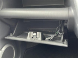 【グローブボックス】大容量のグローブボックスです!!車検証ケース他、日頃使う小物類の収納スペースもたくさんあります!