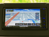 目的地までスムーズに導いてくれる頼もしいカーナビゲーション。高精細な地図で、初めての道でも安心です。渋滞情報も確認できます。