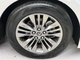 純正のホイールを使用していますので足元周りの見栄えも良く、車体を綺麗に魅せてくれます。タイヤサイズは225/60R18になります。