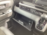 車検証とボックスティッシュを収納しても余裕のあるグローブボックスに加えて、インパネトレーもあり、助手席側にも収納が充実しております。