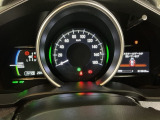 メーターの横に液晶カラーディスプレーを装備。航続可能距離等の情報やHonda SENSINGの注意・警告を表示します!
