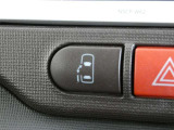 【電動スライドドアボタン】 車内からも開閉可能なスライドドアスイッチが付いています☆ (^_-)-☆ お荷物を抱えてドアが開けられないなんて事もありますよね!そんなお連れ様にも喜ばれる♪親切な機能です