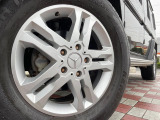●純正18インチアルミホイール:輸入車ならではの卓越した走りを支えるホイールと足回りです!日本車の走りに慣れている方にもぜひ体感して頂きたいほど、高いレベルでまとまっています!