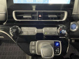 【オートエアコン】一度お好みの温度に設定すれば、車内の温度を検知し風量や温度を自動で調整してくれます。