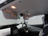 バニティミラー・運転席チケットホルダー付きサンバイザー装備です。