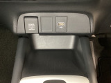 アクセサリーソケットはUSBのアダプターなどをつければ、スマホの充電にも使えます。横にはナビゲーション用の外部入力可能なUSB端子がついており、周辺には物が置けるトレーがついています。