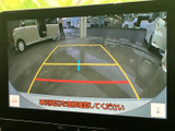 後方からの状況を安全確認できるリアビューモニターです。駐車時の不安を軽減し、狭い場所でもスムーズな駐車をサポートします。安全運転に貢献します。