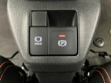 【電動パーキングブレーキ+オートブレーキホールド機能】 指先だけで簡単に操作が可能なパーキングブレーキ、スイッチを押すとブレーキペダルから足を離してもブレーキを保持できるオートブレーキホールド搭載。