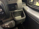 運転席のドリンクホルダーです。