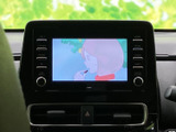 停車中には、TVや動画コンテンツを楽しめます。長距離移動や待ち時間も、リラックスして過ごせる便利な機能です。