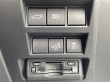 【ETC】有料道路を利用する際に料金所で停止することなく通過できる、ETC車載器(ノンストップ自動料金収受システム機器)が装備されています。セットアップを行うことで利用可能になります。