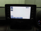 ディスプレイオーディオにナビ機能が設定されています。簡単な操作で行き先を入力することができ、音声で目的地まで案内してくれます。初めて訪れる場所も安心です。