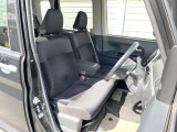 運転席まわりには十分なスペースがあり、大柄な方でもゆったり運転していただける環境です。