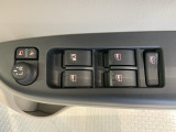 狭い駐車場で便利な電動格納ドアミラーが付いています。