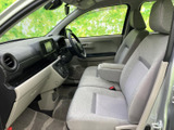 運転しやすいシンプルな操作性。ドライバー視点に立った設計で、集中して運転に臨めます。乗り降りの際のスペースも十分です。