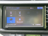 お好みの音楽をクリアな音質で楽しめます。ラジオやCD、Bluetooth接続など、多様なソースに対応し、ドライブを盛り上げます。