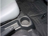 すぐに手の届くところにカップホルダーが設置されています。ドライバーさん思いですね。