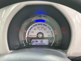 視認性の高いメーターで、運転に必要な情報を一目で確認できます。運転状況を的確に把握し、安全運転をサポートします。シンプルで洗練されたデザインです。