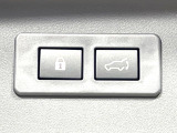 【パワーバックドア】スマートキーや運転席のボタンを押すだけでリアゲートが自動で開閉します!荷物を持っている時や、高い位置にあるバックドアを閉める際に便利な機能です♪
