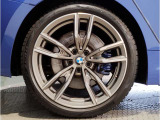 BMWの純正アロイホイールは軽量かつ強度にも優れているホイールで走行性能を引き上げる設計になっております。足元にもBMWは妥協がなくこだわっている個所になります。