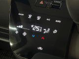 【オートエアコン】一度お好みの温度に設定すれば、車内の温度を検知し風量や温度を自動で調整。暑い&hellip;寒い&hellip;と何度もスイッチ操作をする必要はありません。快適な車内空間には必須の機能ですね♪