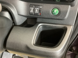 パワースライドドアの開閉はスマートキーのリモコンやドアノブは勿論、運転席側のスイッチ操作でも開閉ができ、安全・簡単です。