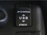 USB接続により外部オーディオと連携する事が出来、車内で音楽を楽しむ事が出来ます。