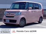 プレミアムピンク・パールのN-BOX G・EX Honda SENSINGです。ピンク色は当社で取り扱う車両の中でも珍しい色になります。換装されたアルミホイールや、その他にも細やかな装備品付きです。