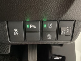 ハンドルの右側にはヘットライトリベライザーとHondaセンシング用のメインスイッチがついています。ヘッドライトリベライザーは道路状況や積荷の加重に応じてライトの高さを調節できます。