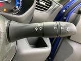 操作しやすい位置に配置されたウインカーレバー。直感的に操作でき、安全な車線変更をサポートします。日常の運転を安心に。