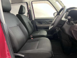 運転席も広くゆとりのある室内です