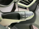 操作しやすい位置に配置されたウインカーレバーで、スムーズな車線変更や右左折をサポート。直感的な操作感で、安全運転を支援します。