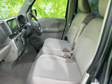 運転席からの視界は広く、運転操作もスムーズに行えます。機能的な配置で、運転に集中できる環境です。快適なドライビングをサポートします。