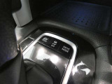 トラクションコントロール装備です。すべりやすい路面での発進時や加速時にタイヤの空転を抑え、駆動力確保に貢献する機能です。詳細は販売店スタッフまでおたずねください。