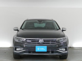 フロントグリルのクロームラインが4本あるのはトップレンジの証です。ワイドなフロントデザインでありながらVWらしく控えめな主張をしております。