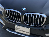 左右のキドニー・グリルの中心にはBMWのエンブレムが鎮座し、個性を放つデザイン性を兼ね備えました。