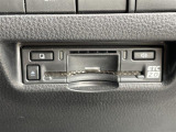 【ETC】有料道路を利用する際に料金所で停止することなく通過できる、ETC車載器(ノンストップ自動料金収受システム機器)が装備されています。セットアップを行うことで利用可能になります。