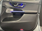 メモリー付きパワーシートが装備されている車両はシートの位置・ドアミラーの角度・ハンドルの位置を3名まで記憶出来ます。