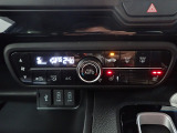 運転席からも手が届きやすく、操作しやすい空調コントロールパネル。オートエアコンなので操作の煩わしさが無くオールシーズン快適にドライブできます。快適空間で運転に集中できますね。