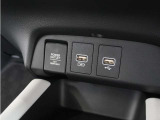 ◆USB接続端子◆スマホやiPodなどを接続して、いつもの音楽を車内でもお楽しみいただけます♪