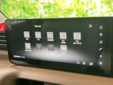 多彩なソースに対応し、快適なドライブをサポート。Bluetooth接続でスマートフォンとの連携もスムーズに行えます。使いやすいインターフェースで、車内時間をより楽しく。