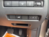 【電動リアゲート】スイッチ操作や足の動きで自動開閉するトランク扉です。両手が塞がっている時や、力の弱い方でも楽に操作でき、高級車やSUVに多く採用されています。