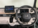 【ハンドル】運転にかかわる様々な操作を安全に行えるように視点移動が少なく操作性に配慮されたスイッチ類が凝縮されたコックピットです。