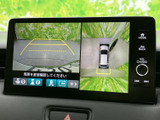 後方確認をサポートするモニターで、安全な運転を。狭い道や駐車時にも、より安心して操作できます。