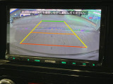 【バックカメラ】駐車時に後方がリアルタイム映像で確認できます。大型商業施設や立体駐車場での駐車時や、夜間のバック時に大活躍!運転スキルに関わらず、今や必須となった装備のひとつです!